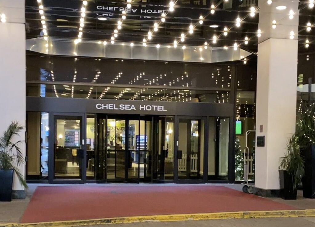 chelsea-hotel-toronto-dppr-entrance-from-parking-area